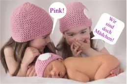 drei kleine Mädchen mit pinken Mützen